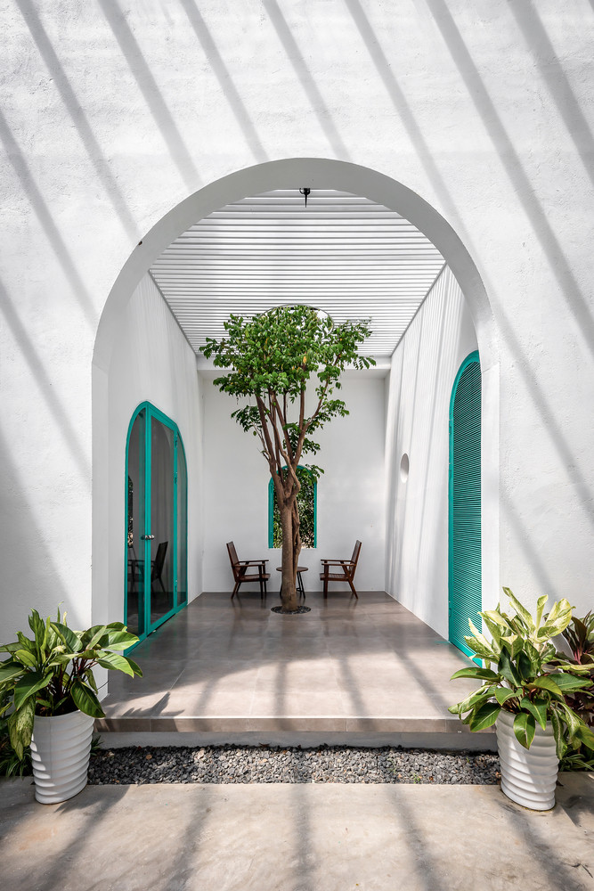 Sân trong cũng là khu vực trồng cây và chơi đùa của lũ trẻ.