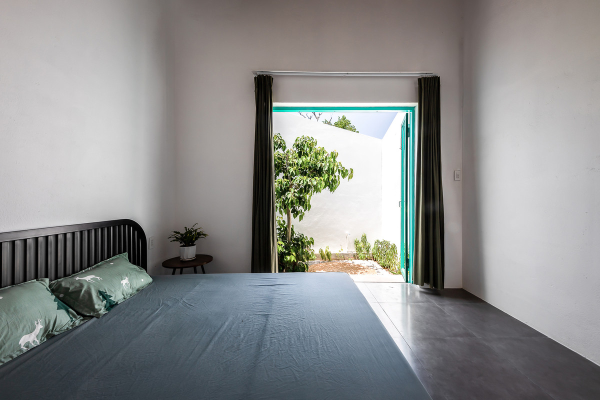 Để tạo sự khác biệt cũng như các góc nhìn đa dạng, khối sinh hoạt chung được xoay lệch so với khối phòng ngủ.