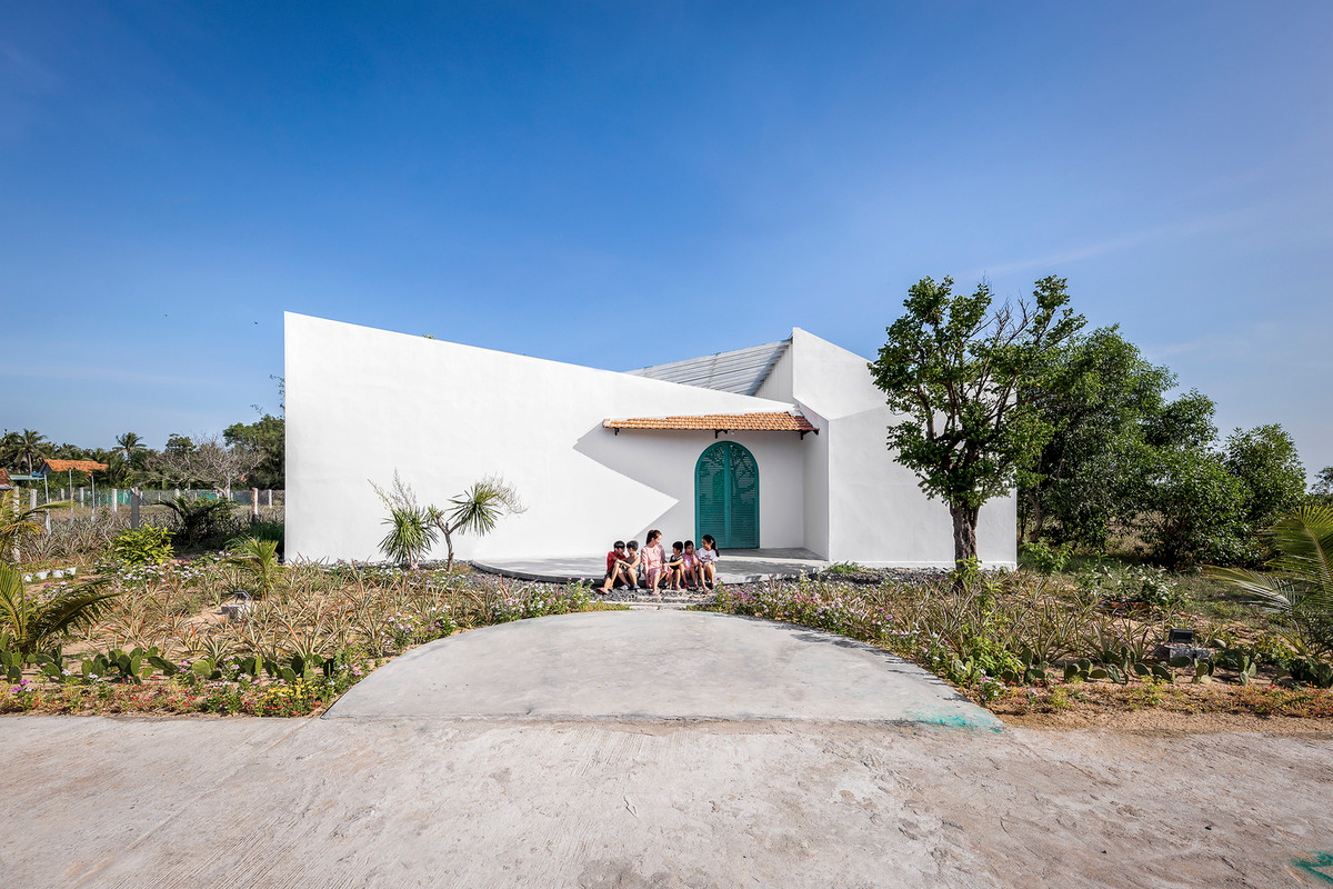 Những ngày nghỉ hè, thay vì cho con đi học kỹ năng sống, gia chủ chọn cách đưa lũ trẻ về quê vui chơi, trải nghiệm cùng bạn bè. Đó là lý do để ngôi nhà này ra đời.