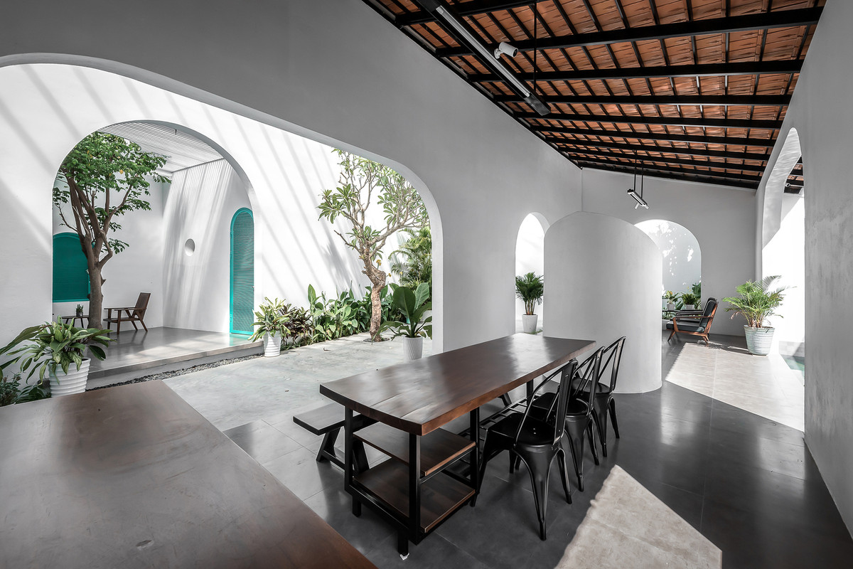 Công trình chia thành khối phòng ngủ và khối sinh hoạt chung. 2 khối này được ngăn cách với nhau bằng khoảng sân rộng và xanh mát.