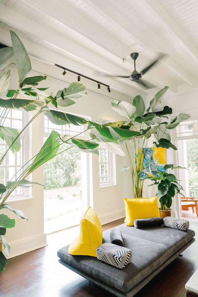 Cấu trúc biệt thự gồm một nhà lớn phía trước và hai nhà nhỏ phía sau.