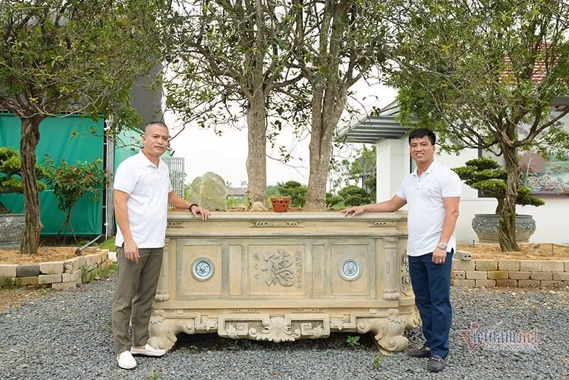 Mới đây, thương vụ mua bán cặp cây mộc hương "huynh đệ" trao đổi với một kie lan đột biến Tuyết Đỉnh Hồng gây sốt thị trường khi giá trị trao đổi trong thương vụ được định giá tới 1 triệu USD (khoảng 23 tỷ đồng). Ảnh: Vietnamnet