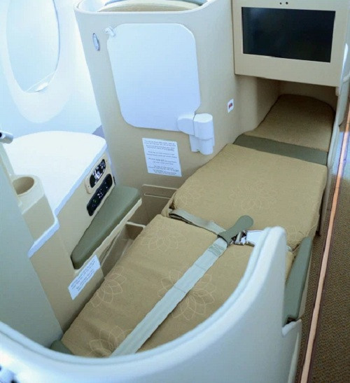 Chiếc ghế thương gia có thể hạ xuống trở thành giường nằm. Ảnh: Insider