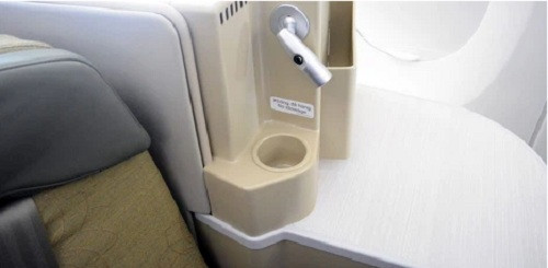 Khoang hạng thương giang có bố trí bàn ăn, chỗ để đồ uống và có cả một chiếc đèn pin nhỏ để đọc sách hoặc sử dụng điện thoại. Ảnh: Insider