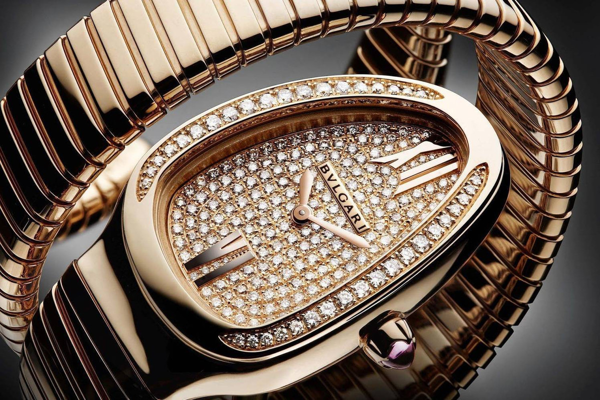 Núm vặn đồng hồ còn có viên ruby nhỏ làm tăng thêm vẻ quyền quý cho chiếc đồng hồ. Ảnh: WatchPriSite