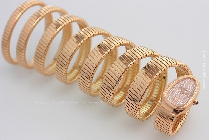 Mặt đồng hồ của đồng hồ Bvlgari Serpenti 7 coil watch chỉ có 2 số La Mã ở vị trí 12 giờ và 6 giờ, cùng với kim chỉ giờ, các chi tiết trên mặt đồng hồ đều được làm bằng vàng hồng. Ảnh: Erawatch