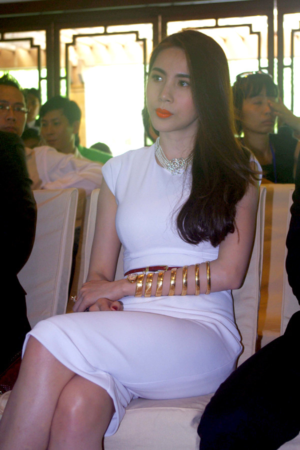 Năm 2012, ca sĩ Thủy tiên khiến tất cả mọi người trong giới showbiz cũng như khán giả phải trầm trồ trước chiếc đồng hồ hình rắn có giá "trên trời" - 4 tỷ đồng. Ảnh: Internet