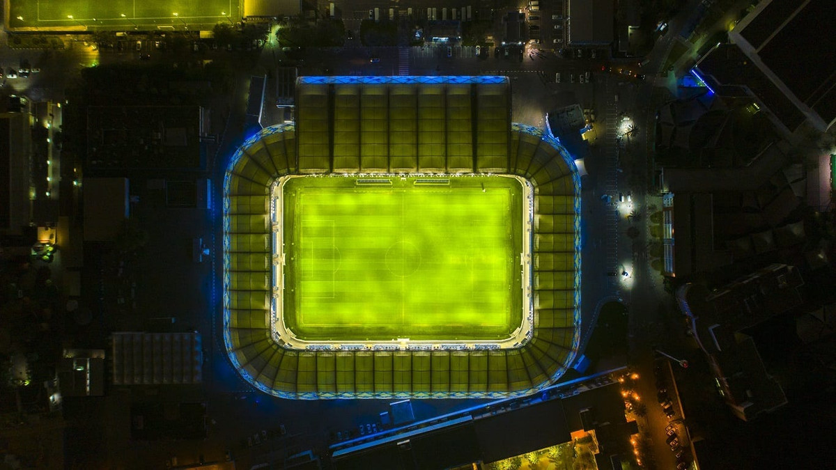 Sân Al Maktoum nổi bật với những hoạ tiết kim cương và còn được trang bị hệ thống ánh sáng có thể thay đổi màu sắc. Ảnh: Dubai Government