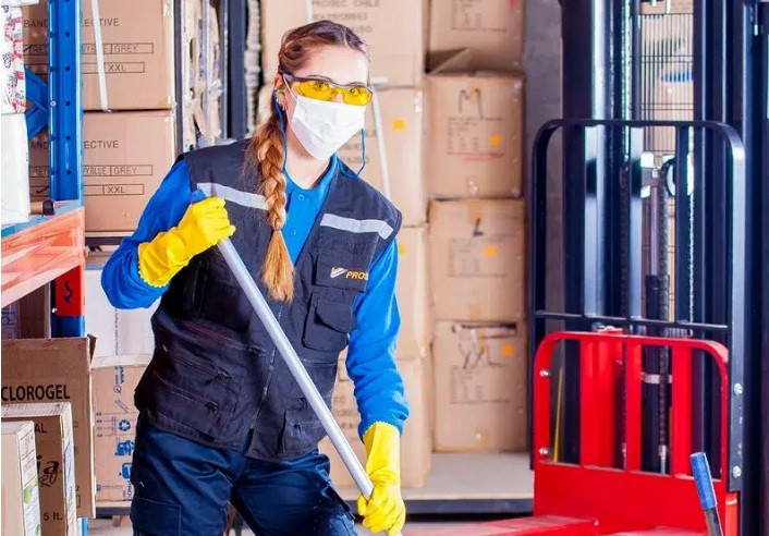 Không sử dụng các thiết bị bảo hộ khi dọn nhà có thể ảnh hưởng đến sức khỏe của chính bạn. Bởi, không chỉ bụi bẩn trong nhà mà các sản phẩm tẩy rửa chuyên dụng cũng ảnh hưởng rất lớn.