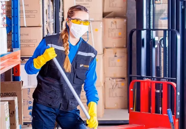 Không sử dụng các thiết bị bảo hộ khi dọn nhà có thể ảnh hưởng đến sức khỏe của chính bạn. Bởi, không chỉ bụi bẩn trong nhà mà các sản phẩm tẩy rửa chuyên dụng cũng ảnh hưởng rất lớn.