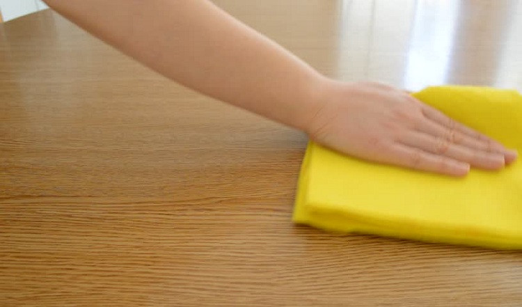 Cách xịt thẳng nước lên đồ nội thất hoàn toàn không mang lại tác dụng làm sạch như bạn nghĩ. Ngược lại, nó sẽ chỉ làm cho đồ nội thất nhanh hỏng hơn. Thay vào đó, nên dùng sản phẩm tẩy rửa chuyên dụng kết hợp thêm chiếc khăn ẩm.