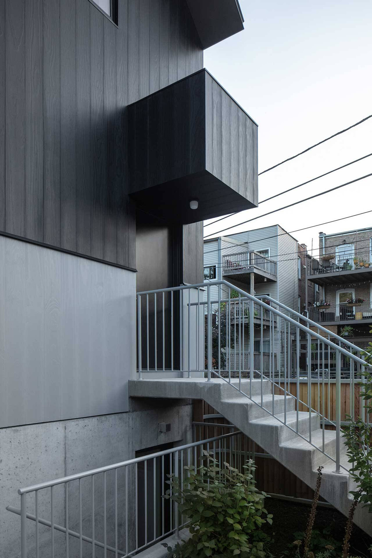 Lối dẫn lên tầng 1 và xuống tầng hầm xếp so le nhau.