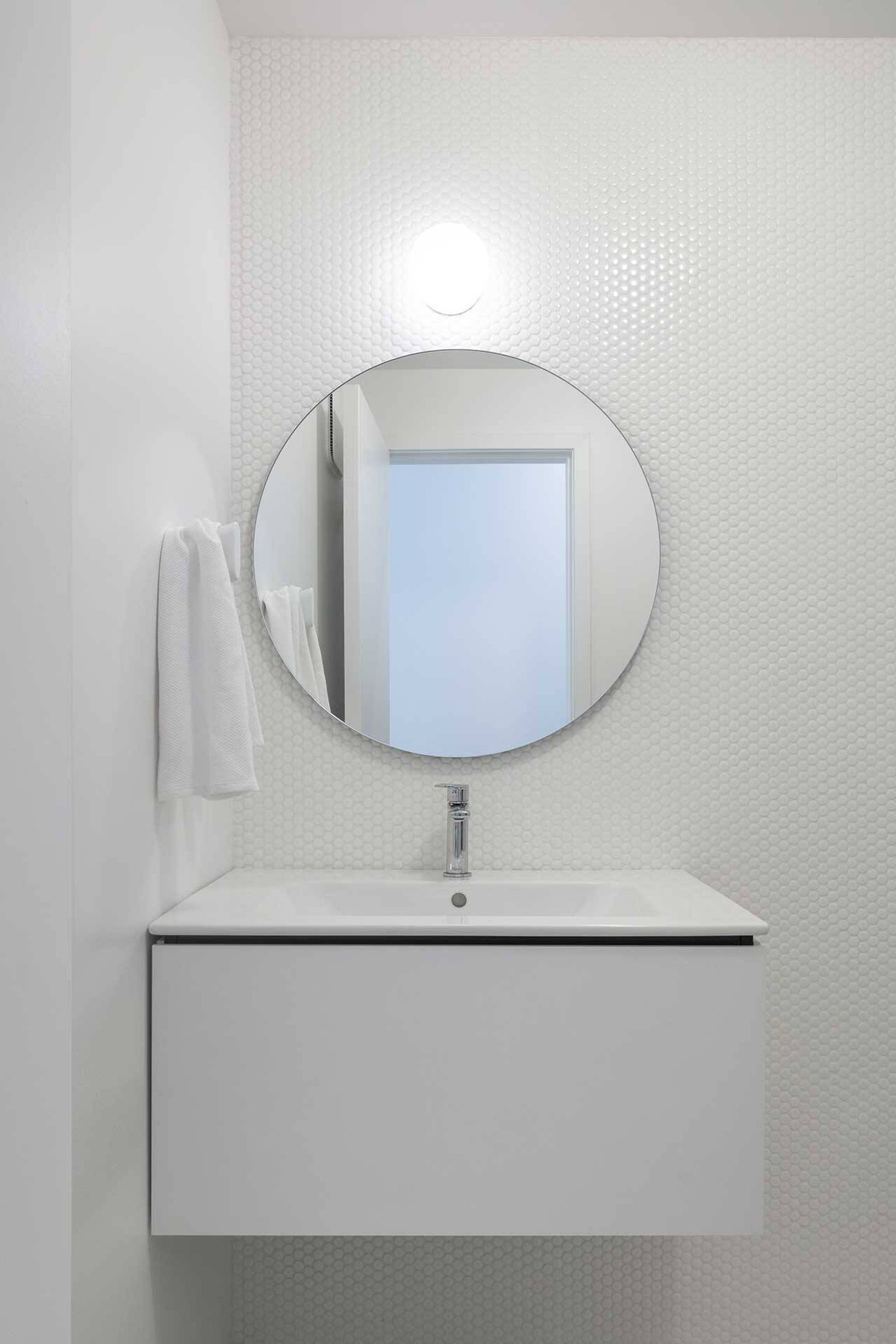 Nhà tắm thiết kế theo phong cách tối giản. Nguồn ảnh: Archdaily.