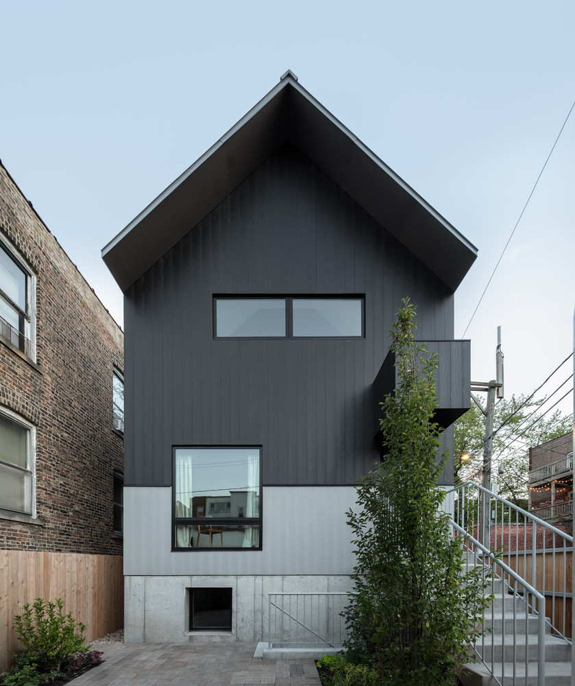 Nhà gồm có tầng hầm và 2 tầng sinh hoạt. Tầng hầm được xây bởi những tấm bê tông và những ô cửa sổ vuông lớn.