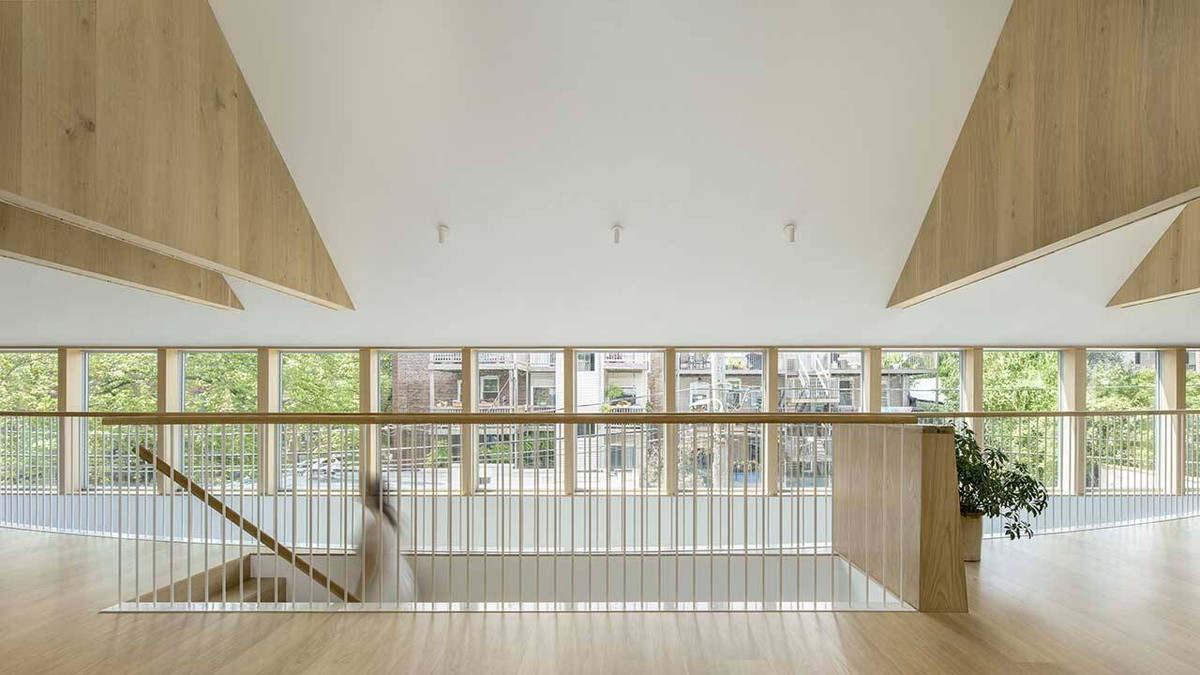 Dãy cửa kính dài 56m theo chiều dài ngôi nhà giúp không gian tầng 2 và khu vực cầu thang luôn tràn ngập ánh sáng vào ban ngày.