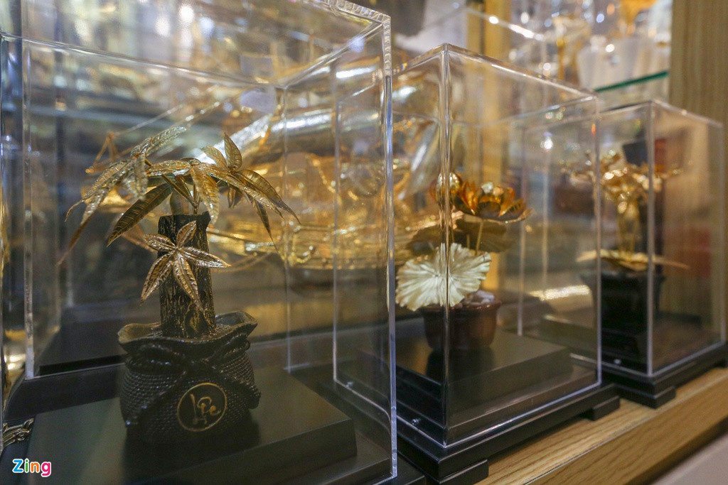 “Các sản phẩm từ 5 triệu đồng trở xuống hướng tới tập khách hàng mua tặng người thân. Còn các mẫu có giá từ 5 triệu, tới hàng chục triệu đồng hướng khách hàng doanh nghiệp làm quà tặng đối tác kinh doanh”, anh Vũ Đức Nam (35 tuổi), chủ cửa hàng chia sẻ.