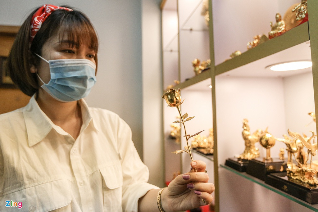 Sản phẩm bông hoa hồng mạ vàng với giá 2 triệu đồng.