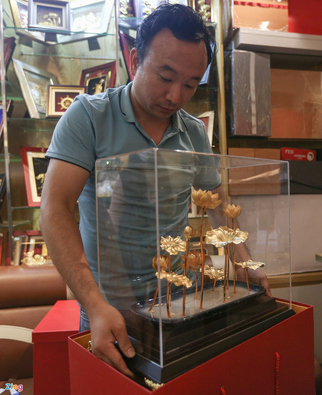 Bức tranh “Hạnh phúc trường tồn” trị giá 65 triệu với hình ảnh đôi công vàng trên nền các cành hoa được anh Nam giới thiệu.