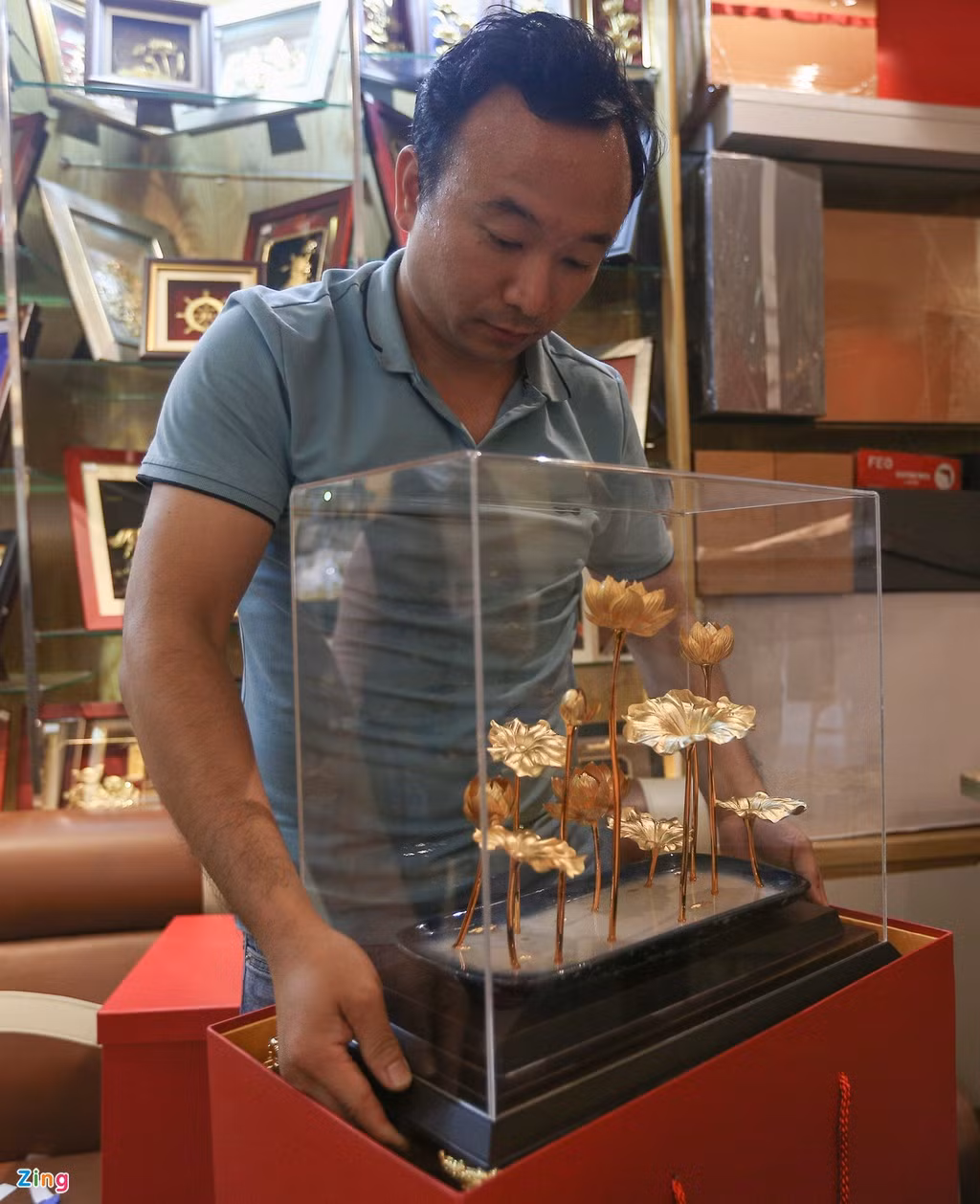 Bức tranh “Hạnh phúc trường tồn” trị giá 65 triệu với hình ảnh đôi công vàng trên nền các cành hoa được anh Nam giới thiệu.