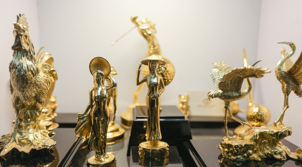 Thị trường quà tặng ngày 8/3 sôi động với nhiều mẫu mã sản phẩm mạ vàng giá từ vài triệu tới hàng chục triệu đồng. Tại một cửa hàng ở đường Thái Hà (quận Đống Đa, Hà Nội), lượng khách tìm mua các mẫu hoa mạ vàng khá đông đúc.