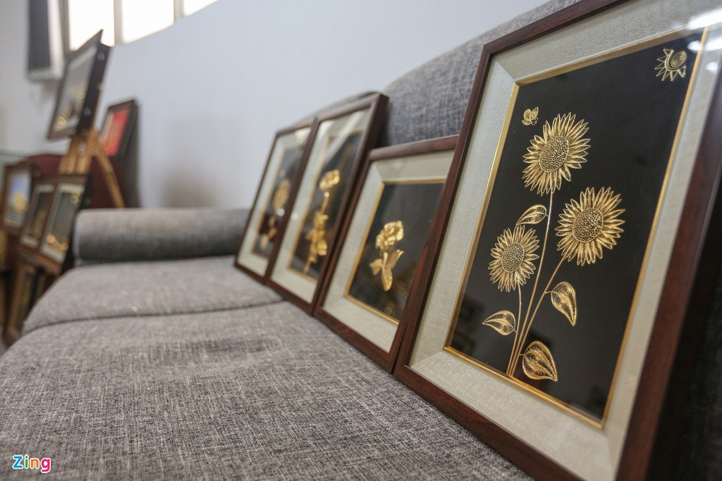 Tranh hoa hồng, hướng dương làm bằng sợi bạc và mạ vàng 24k với giá phổ biến 3-5 triệu, thậm chí hơn chục triệu đồng tùy kích thước và mẫu mã.