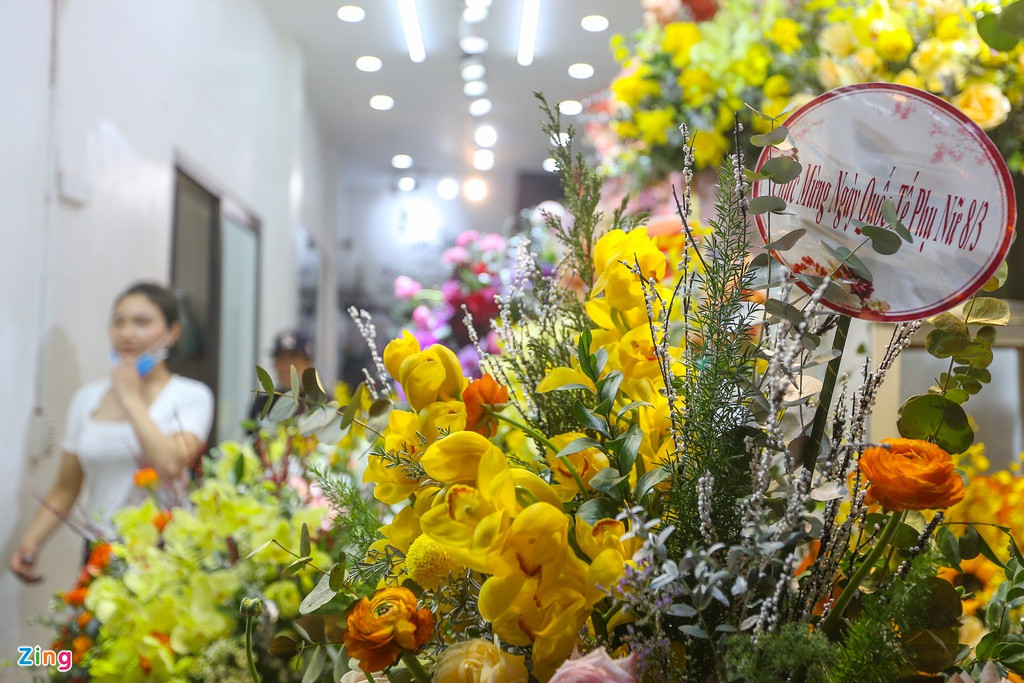 Bên cạnh đó, hoa tươi vẫn là quà tặng không thể thay thế trong ngày 8/3. Nhiều người vẫn tìm mua sớm tặng quà người thân. “Hoa năm nay giá nhập đắt hơn khoảng 40% so với năm ngoái mà còn vẫn khan hiếm hàng. Lượng khách có giảm sút do ảnh hưởng của dịch bệnh”, chủ một cửa hàng đầu phố Trần Quang Diệu cho biết.