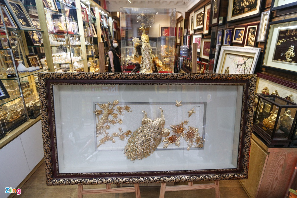 Một khách hàng đặt sản phẩm hoa sen dát vàng có giá 12 triệu đồng làm quà 8/3.