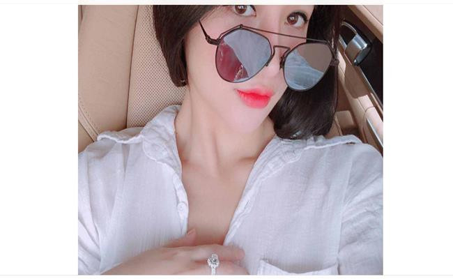 Người đẹp cũng khiến nhiều người choáng ngợp khi khoe chiếc nhẫn trị giá 169 triệu đồng do ông xã tặng. Ảnh: FBNV