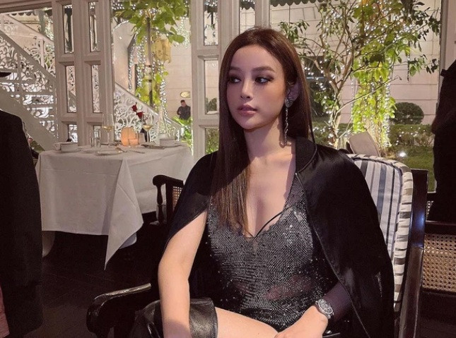 Huyền Baby khiến nhiều người ghen tỵ khi đăng ảnh đi du lịch sang xịn, bước chân ra đường là hàng hiệu phủ từ đầu đến chân, đi lại có siêu xe đưa đón,..Ảnh: FBNV