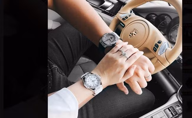 Trên trang cá nhân, Vân Navy từng khoe tự mua nhà, tậu xe, tự thưởng nhẫn kim cương cho mình và mua đồng hồ đắt tiền làm quà tặng chồng. Ảnh: FBNV