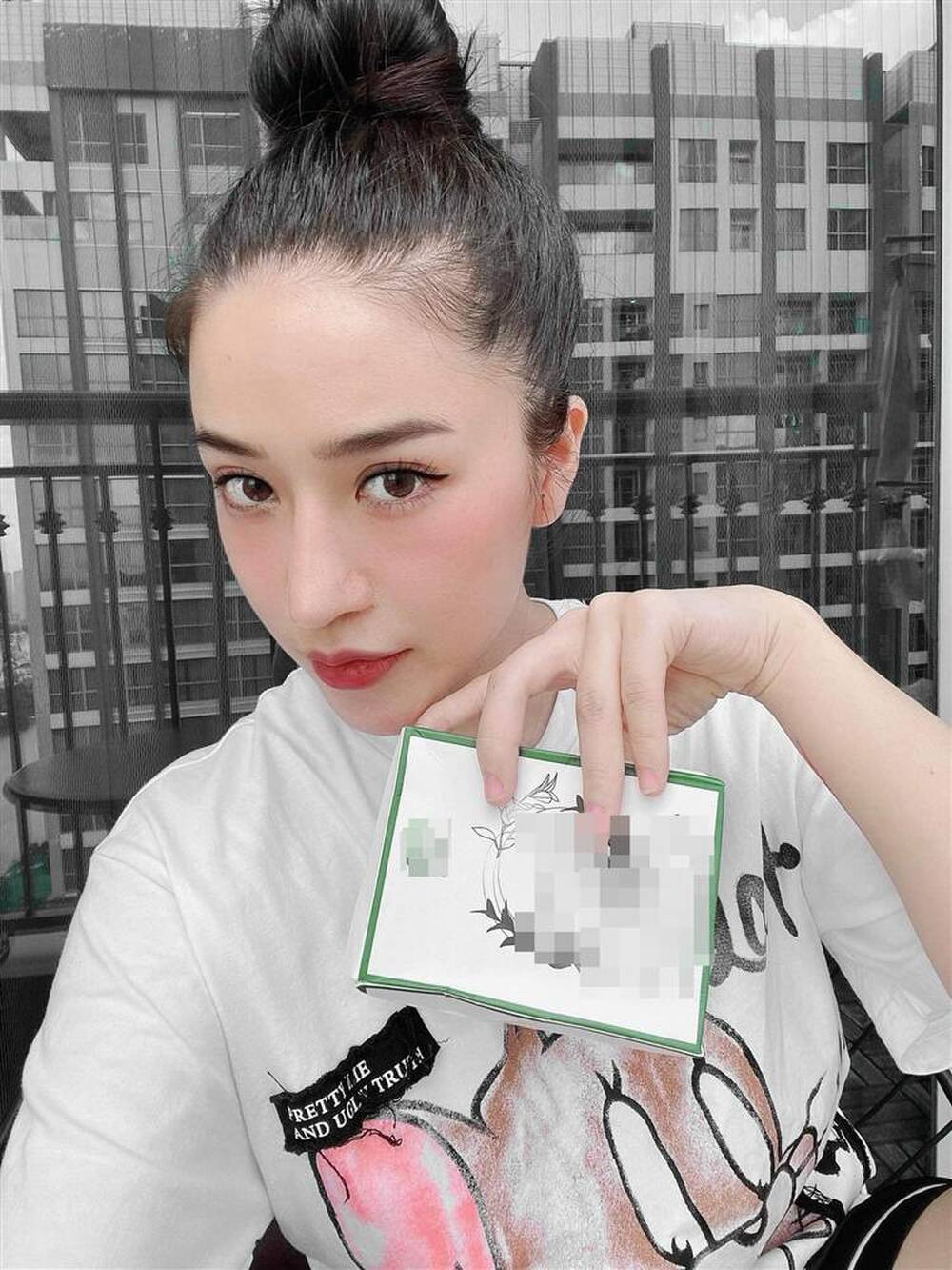 Nữ diễn viên Vân Navy cũng là một trong những hot girl đời đầu ở Việt Nam. Chồng của Vân Navy là doanh nhân giàu có Trần An Tân. Ảnh: FBNV