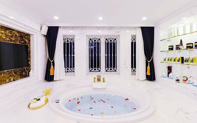 Khu vực bồn tắm còn được lắp cả TV để vừa ngâm mình, vừa thư giãn giải trí.