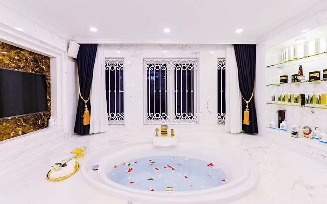 Khu vực bồn tắm còn được lắp cả TV để vừa ngâm mình, vừa thư giãn giải trí.