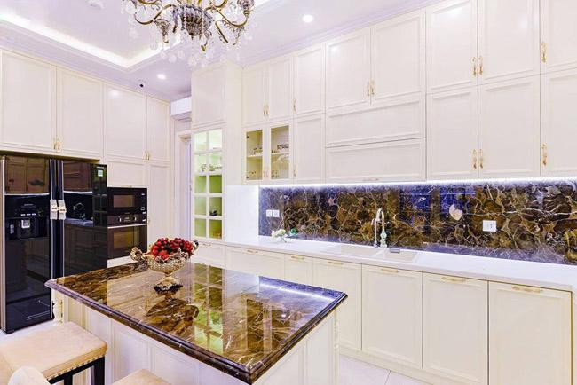 Nhà bếp với tông trắng chủ đạo hiện đại và tiện nghi.