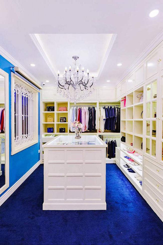 Phòng thay đồ là nơi trưng bày nhiều món hàng hiệu đắt giá của Di Băng.