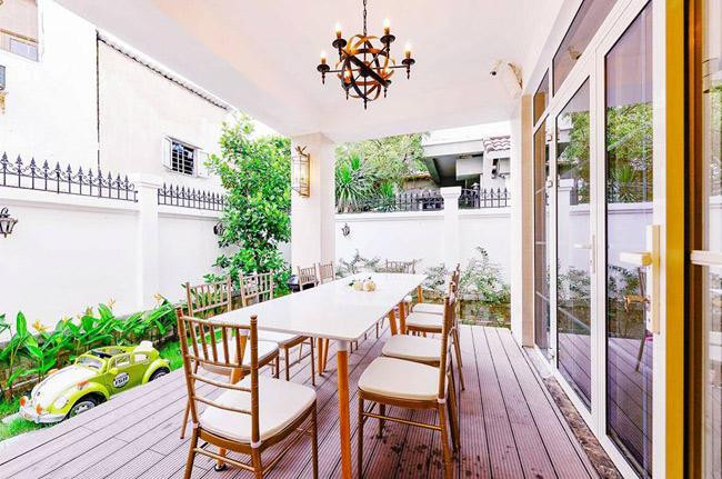 Biệt thự của Di Băng sơn màu trắng, rộng 300m2 thiết kế theo phong cách kiến trúc nhà vườn.