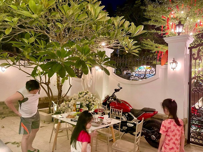 Sân vườn là không gian gia đình thường xuyên tổ chức những bữa tiệc gặp gỡ bạn bè.