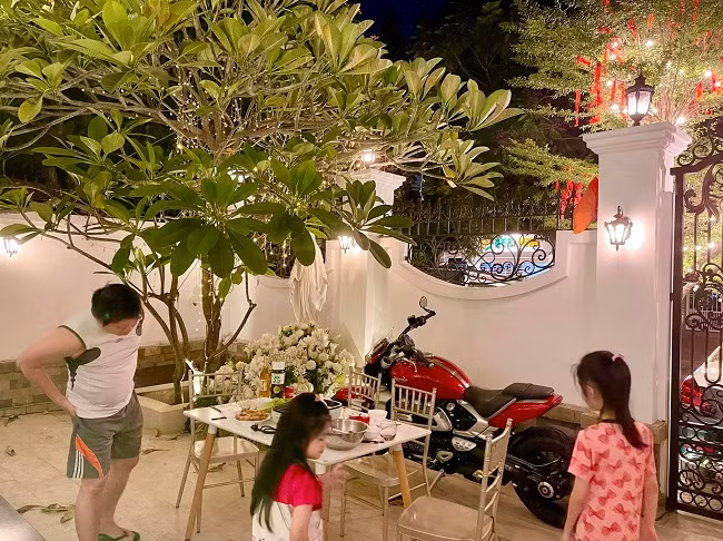 Sân vườn là không gian gia đình thường xuyên tổ chức những bữa tiệc gặp gỡ bạn bè.