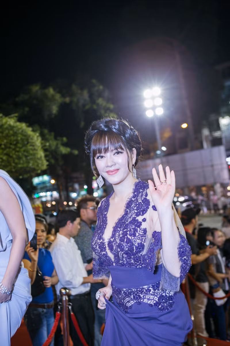 Người đẹp Lý Nhã Kỳ xuất hiện rạng rỡ và nổi bật với đầm ren tím, quý phái, lộng lẫy.