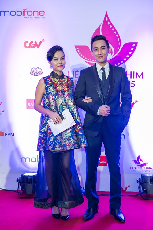 Hứa Vỹ Văn và Trương Quỳnh Anh ton sur ton trong sự kiện.