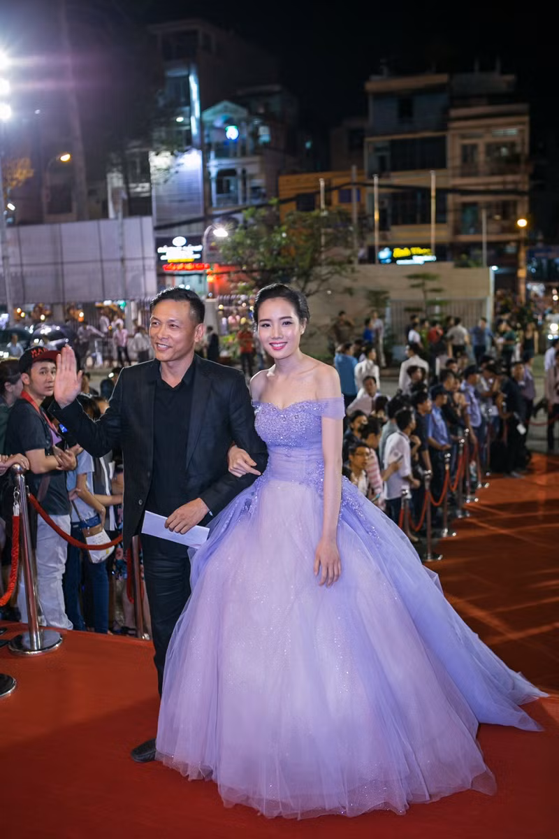 Đạo diễn Nguyễn Quang Hải tháp tùng bà xã đến sự kiện.