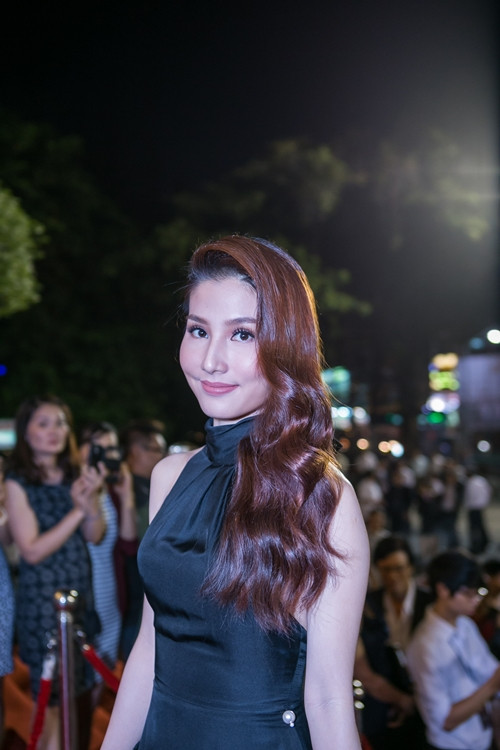 Diễm My kiều diễm với váy đen khoe lưng trần nuột nà.