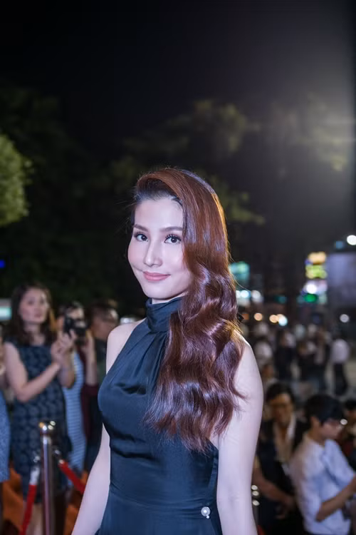 Diễm My kiều diễm với váy đen khoe lưng trần nuột nà.