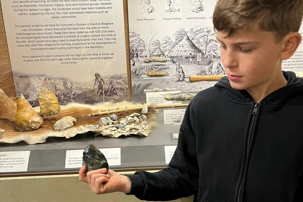 James Sainsbury, người phụ trách khảo cổ học và lịch sử xã hội tại Bảo tàng và Phòng trưng bày Nghệ thuật Worthing, cho biết sau khi nhận được email từ mẹ của Ben về phát hiện của con trai, ông nhanh chóng nhận ra "tảng đá" là một hiện vật giá trị. Ảnh: Emma Witten.