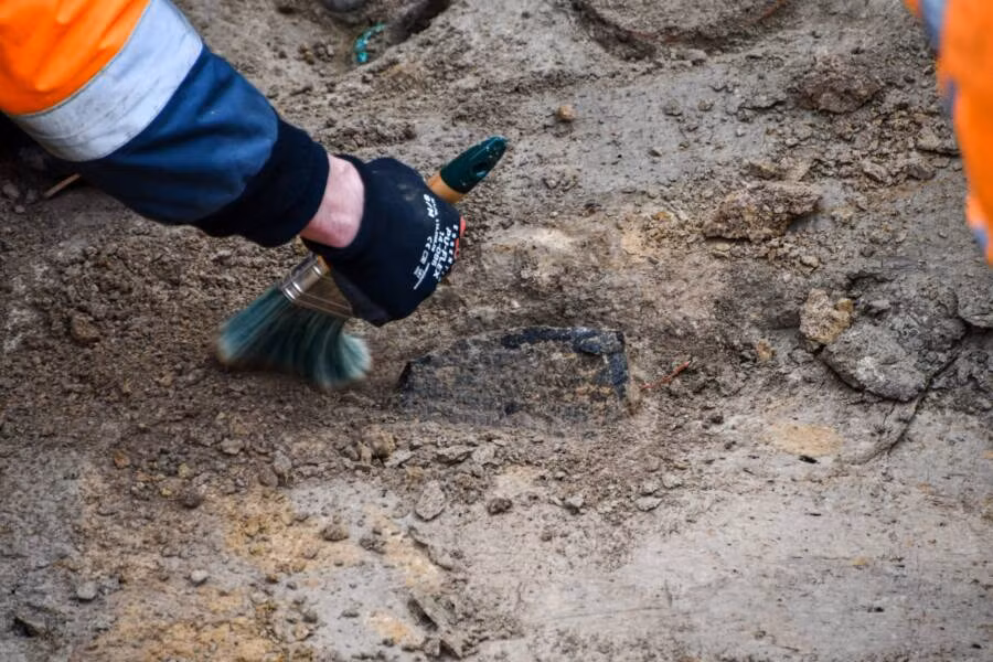 Theo các chuyên gia, đây là lần đầu tiên một ngôi mộ La Mã được phát hiện với danh tính chính xác của chủ nhân ngôi mộ trong khu vực. Điều này cung cấp những thông tin quan trọng giúp tìm hiểu lịch sử của Hà Lan vào khoảng 2.000 năm trước. Ảnh: Gemeente Heerlen/Facebook.
