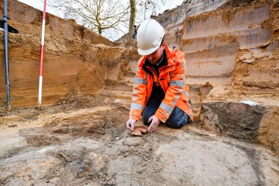 Trong quá trình làm việc, nhóm chuyên gia phát hiện một mảnh đất đổi màu hình chữ nhật. Ban đầu, họ suy đoán đó có thể là dấu vết của một hầm chứa. Thế nhưng, họ lại tìm thấy bằng chứng về một ngôi mộ hỏa táng. Ảnh: Gemeente Heerlen/Facebook.