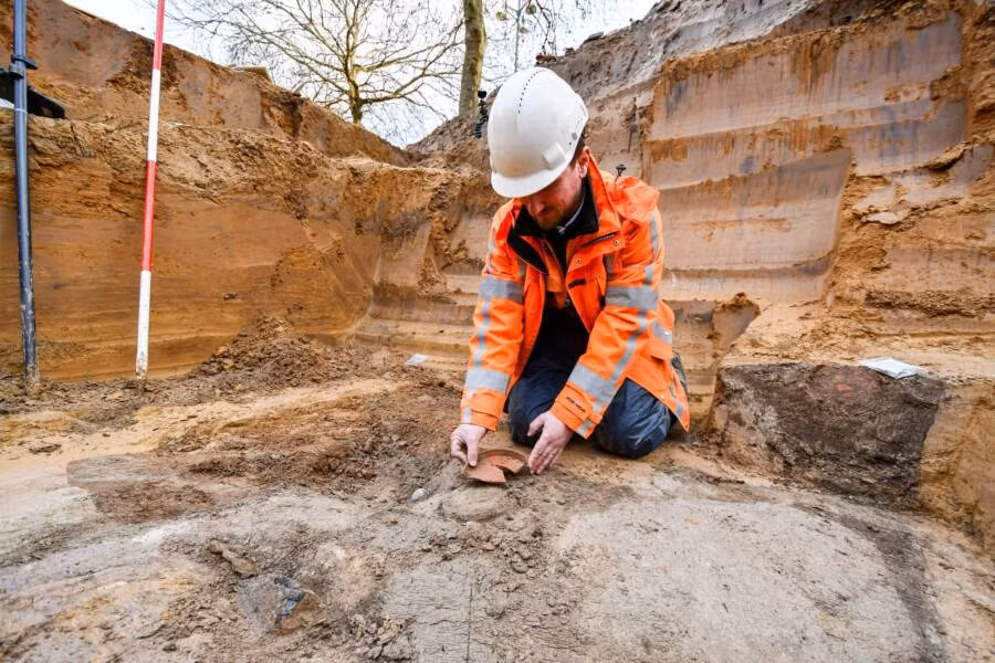 Trong quá trình làm việc, nhóm chuyên gia phát hiện một mảnh đất đổi màu hình chữ nhật. Ban đầu, họ suy đoán đó có thể là dấu vết của một hầm chứa. Thế nhưng, họ lại tìm thấy bằng chứng về một ngôi mộ hỏa táng. Ảnh: Gemeente Heerlen/Facebook.