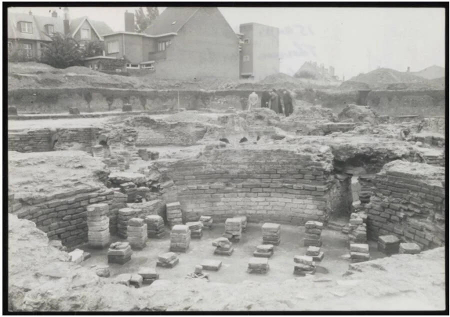 Bên trong ngôi mộ có nhiều hiện vật bao gồm: một strigil bằng đồng (dụng cụ dùng để vệ sinh cá nhân), các mảnh gốm và một bộ đĩa terra sigillata. Một trong những đĩa này có khắc dòng chữ “FLAC”, biệt danh của Flaccus. Ảnh: Roman Reconstructions.