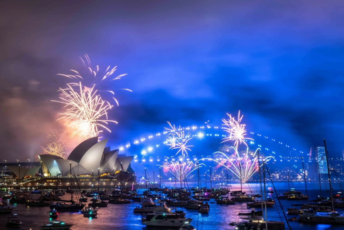 Hàng ngàn người chọn những địa điểm tốt nhất để chào đón năm mới, chiêm ngưỡng màn bắn pháo hoa hoành tráng và đẹp mắt ở cầu cảng Sydney. Ảnh: Sydney Morning Herald.