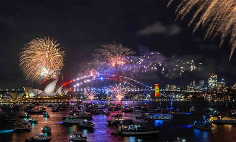 Người dân Australia hân hoan đón chào năm mới trong bầu không khí vui tươi và cùng chiêm ngưỡng màn trình pháo hoa mãn nhãn tại Sydney. Ảnh: Sydney Morning Herald.